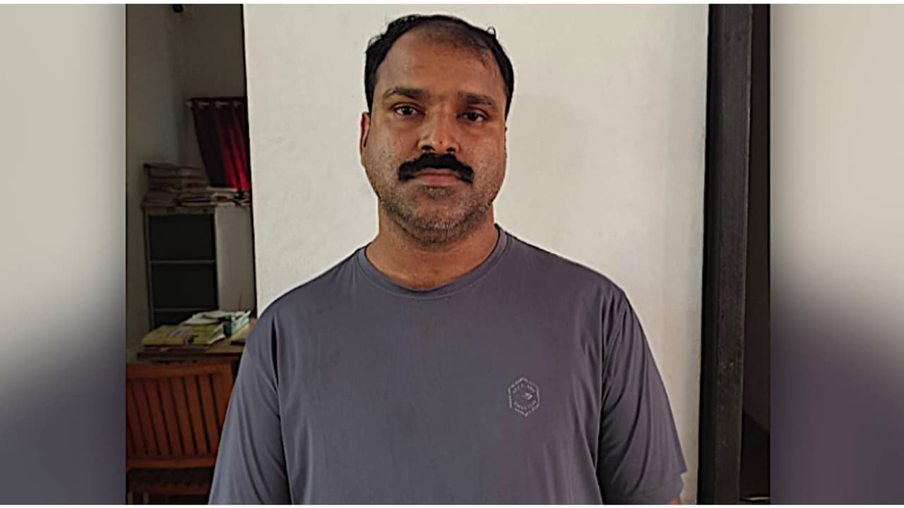 അധ്യാപകരുടെ പിഎഫ് ഹാക്ക് ചെയ്ത് മുഖ്യമന്ത്രിയുടെ ദുരിതാശ്വാസ നിധിയിലേക്ക് പണം മാറ്റാൻ ശ്രമം, അധ്യാപകൻ പിടിയിൽ അധ്യാപകരുടെ പിഎഫ് ഹാക്ക് ചെയ്ത് മുഖ്യമന്ത്രിയുടെ ദുരിതാശ്വാസ നിധിയിലേക്ക് പണം മാറ്റാൻ ശ്രമം, അധ്യാപകൻ പിടിയിൽ