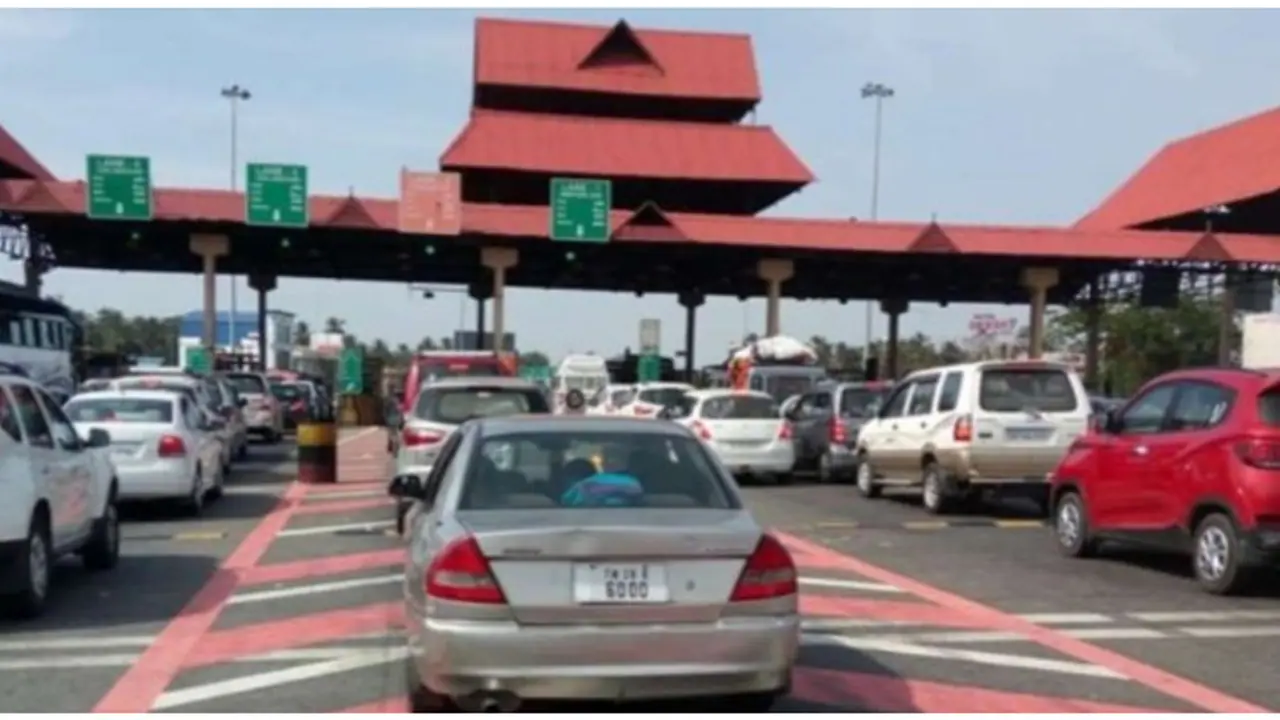 സൗകര്യങ്ങളൊരുക്കിയിട്ട് മതി; കടുത്ത നടപടിയുമായി തൃശൂർ കളക്ടർ; പാലിയേക്കരയിലെ ടോൾ പിരിവ് നിർത്താൻ ഉത്തരവ്