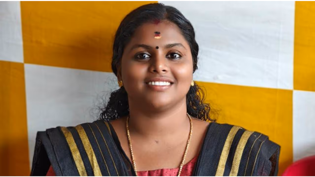 കൊല്ലം നെടുവത്തൂരിൽ 26കാരിയെ വീട്ടിൽ തൂങ്ങി മരിച്ച നിലയിൽ കണ്ടെത്തി; ആത്മഹത്യ കുറിപ്പ് കണ്ടെടുത്ത് പൊലീസ്