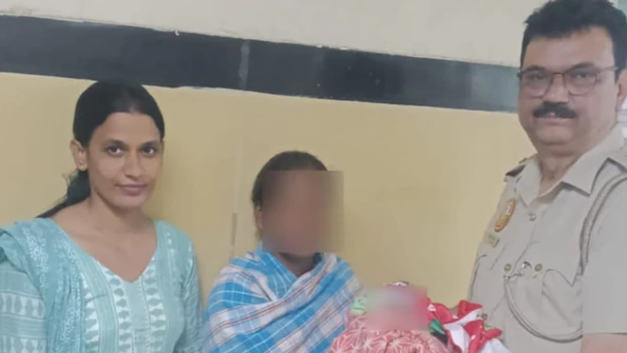 വിവാഹം കഴിഞ്ഞ് 7 വര്ഷം, കുട്ടികളില്ല; ഭർത്താവിനോട് ഗർഭിണിയെന്ന് കള്ളം പറഞ്ഞു, ഒടുവിൽ പെൺകുഞ്ഞിനെ മോഷ്ടിച്ചു വിവാഹം കഴിഞ്ഞ് 7 വര്ഷം, കുട്ടികളില്ല; ഭർത്താവിനോട് ഗർഭിണിയെന്ന് കള്ളം പറഞ്ഞു, ഒടുവിൽ പെൺകുഞ്ഞിനെ മോഷ്ടിച്ചു