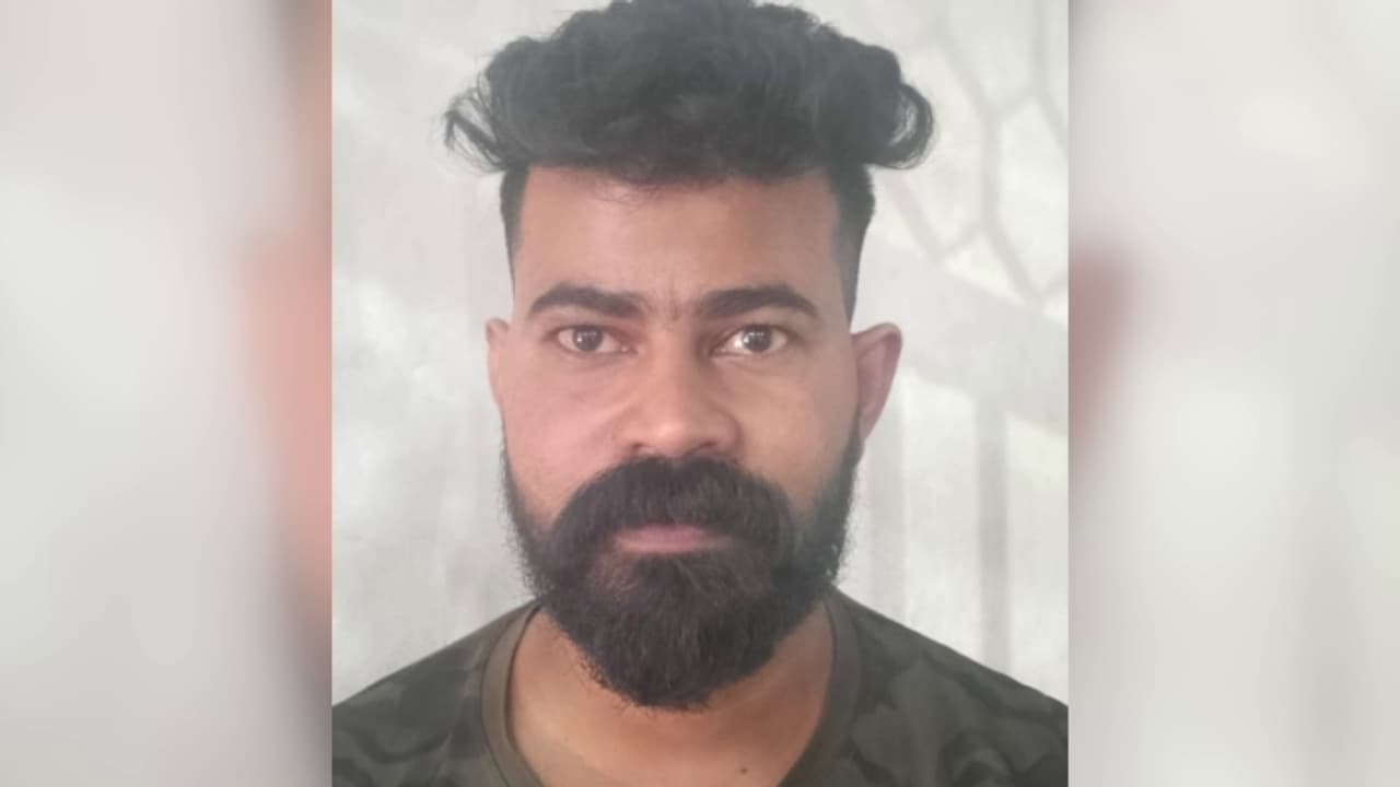 അമ്പലത്തിന്‍റെ പരിസരത്ത് ദുരൂഹ സാഹചര്യത്തിൽ യുവാവ്; പൊലീസ് പരിശോധിച്ചപ്പോൾ രക്തസമ്മർദം കൂട്ടാൻ നൽകുന്ന മരുന്ന്