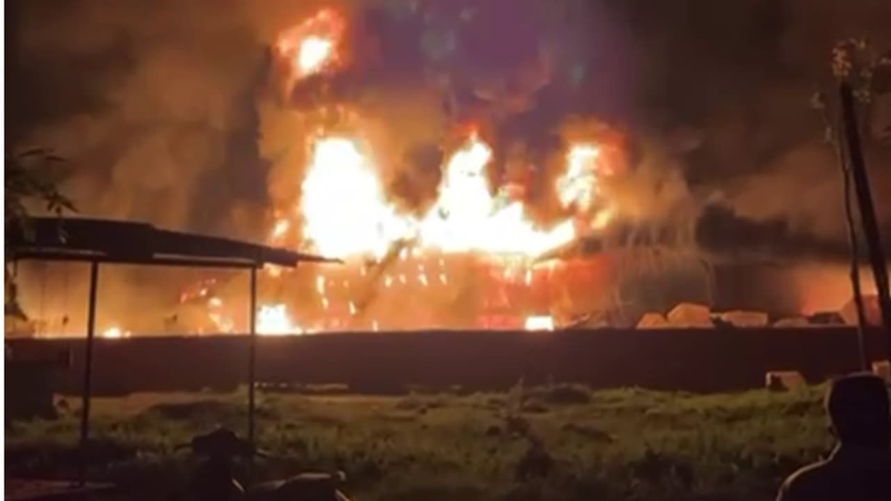 എറണാകുളത്ത് പ്ലാസ്റ്റിക് ഉപകരണ നിർമാണശാലയിൽ വൻ തീപിടുത്തം