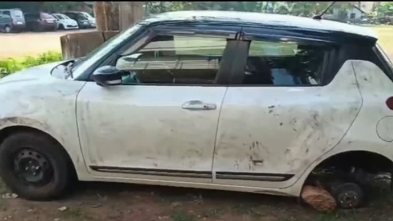 കാർ പാർക്ക് ചെയ്ത് സിനിമ കാണാൻ പോയി തിരിച്ചിറങ്ങിയപ്പോൾ ഇതാണ് അവസ്ഥ; നാല് ടയറുകളും വീലും പോയി പകരം രണ്ട് പഴയത് കാർ പാർക്ക് ചെയ്ത് സിനിമ കാണാൻ പോയി തിരിച്ചിറങ്ങിയപ്പോൾ ഇതാണ് അവസ്ഥ; നാല് ടയറുകളും വീലും പോയി പകരം രണ്ട് പഴയത്