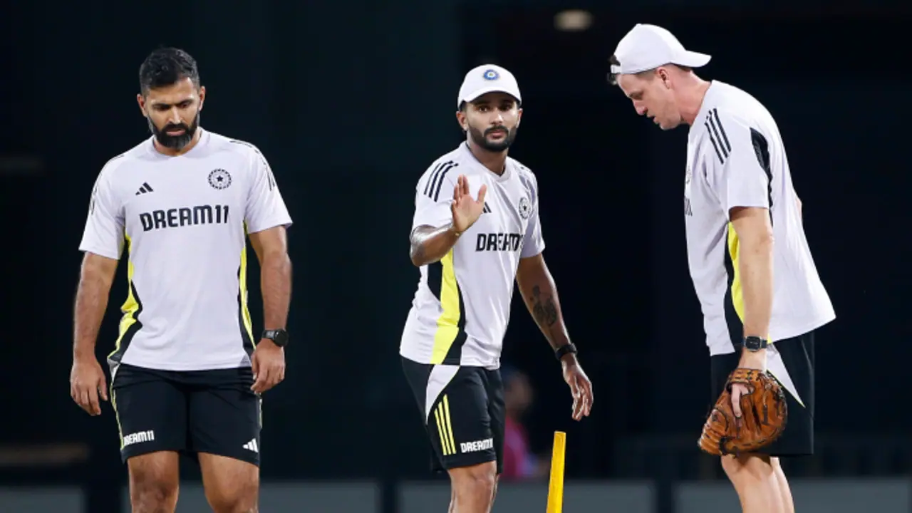 ഒടുവില് ഗൗതം ഗംഭീറിന്റെ ചിറകരിഞ്ഞ് ബിസിസിഐ, കോച്ചിംഗ് സ്റ്റാഫില് അഴിച്ചുപണി; സഹപരിശീലകര് പുറത്ത് ഒടുവില് ഗൗതം ഗംഭീറിന്റെ ചിറകരിഞ്ഞ് ബിസിസിഐ, കോച്ചിംഗ് സ്റ്റാഫില് അഴിച്ചുപണി; സഹപരിശീലകര് പുറത്ത്