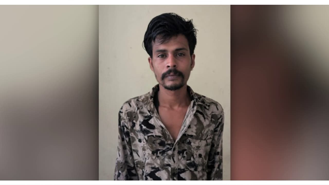 യാത്രക്കാർ എന്നും പരാതി പറയും, നിരീക്ഷിക്കാനാരംഭിച്ച് എക്സൈസ്; ബസ് സ്റ്റാൻഡിന് സമീപത്ത് നിന്ന് ഡ്രൈവർ പിടിയിൽ യാത്രക്കാർ എന്നും പരാതി പറയും, നിരീക്ഷിക്കാനാരംഭിച്ച് എക്സൈസ്; ബസ് സ്റ്റാൻഡിന് സമീപത്ത് നിന്ന് ഡ്രൈവർ പിടിയിൽ