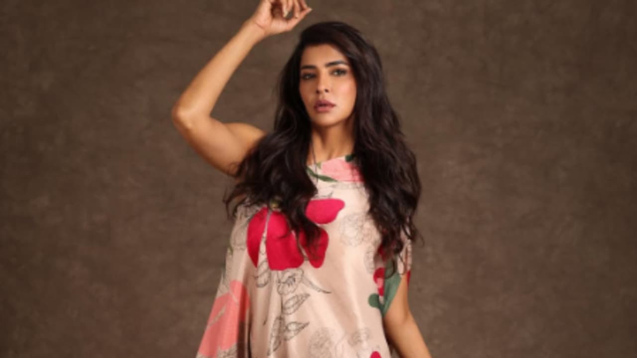 എക്സിൽ പോസ്റ്റുമായി നടി ലക്ഷ്മി മഞ്ജു 'എന്റെ നമ്പറും അവരുടെ കയ്യിലുണ്ട്, ഇൻസ്റ്റ നോക്കരുത്, ആരോ ഹാക്ക് ചെയ്തു'