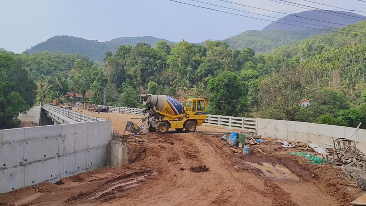 ಹೆಬ್ಬಾಳೆ ಸೇತುವೆ ಕಾಮಗಾರಿ ವಿಳಂಬಕ್ಕೆ ಸ್ಥಳೀಯರ ಅಸಮಾಧಾನ: ವಾಹನ ಸವಾರರ ಪರದಾಟ