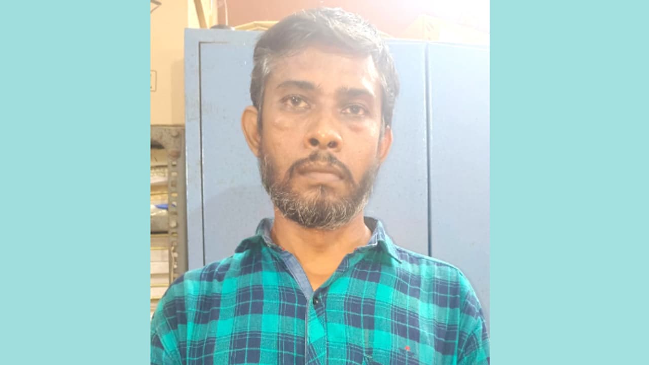 മേൽശാന്തി അവധിയിലായതിനാൽ വിഷുത്തലേന്ന് വിഗ്രഹത്തിൽ ചാർത്താനുള്ള തിരുവാഭരണം ഏൽപ്പിച്ചു, വൈകീട്ട് പോറ്റി മുങ്ങി മേൽശാന്തി അവധിയിലായതിനാൽ വിഷുത്തലേന്ന് വിഗ്രഹത്തിൽ ചാർത്താനുള്ള തിരുവാഭരണം ഏൽപ്പിച്ചു, വൈകീട്ട് പോറ്റി മുങ്ങി