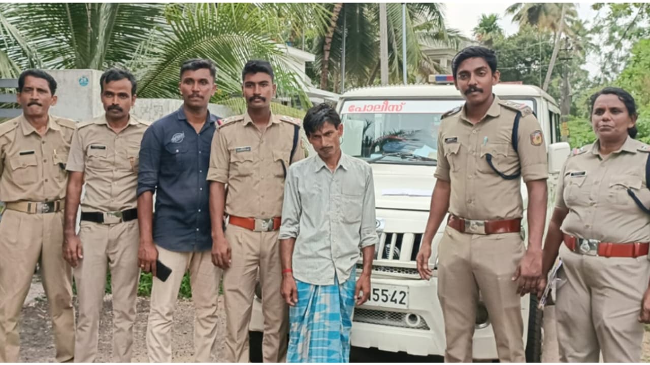 പൊലിസിനെ കണ്ടപ്പോൾ ഒന്ന് പരുങ്ങി, മുബാറകിനെ വട്ടമിട്ട് പരിശോധിച്ചപ്പോൾ കണ്ടത് പ്ലാസ്റ്റിക് കവർ, ഉള്ളിൽ ഹെറോയിൻ പൊലിസിനെ കണ്ടപ്പോൾ ഒന്ന് പരുങ്ങി, മുബാറകിനെ വട്ടമിട്ട് പരിശോധിച്ചപ്പോൾ കണ്ടത് പ്ലാസ്റ്റിക് കവർ, ഉള്ളിൽ ഹെറോയിൻ