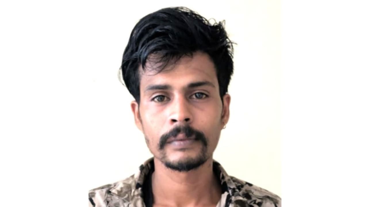 പ്രൈവറ്റ് ബസ് സ്റ്റാൻഡിനടുത്ത് നിന്ന് കഞ്ചാവ് ഉപയോഗിക്കുകയായിരുന്ന ബസ് ഡ്രൈവറെ എക്സൈസ് സംഘം അറസ്റ്റ് ചെയ്തു പ്രൈവറ്റ് ബസ് സ്റ്റാൻഡിനടുത്ത് നിന്ന് കഞ്ചാവ് ഉപയോഗിക്കുകയായിരുന്ന ബസ് ഡ്രൈവറെ എക്സൈസ് സംഘം അറസ്റ്റ് ചെയ്തു