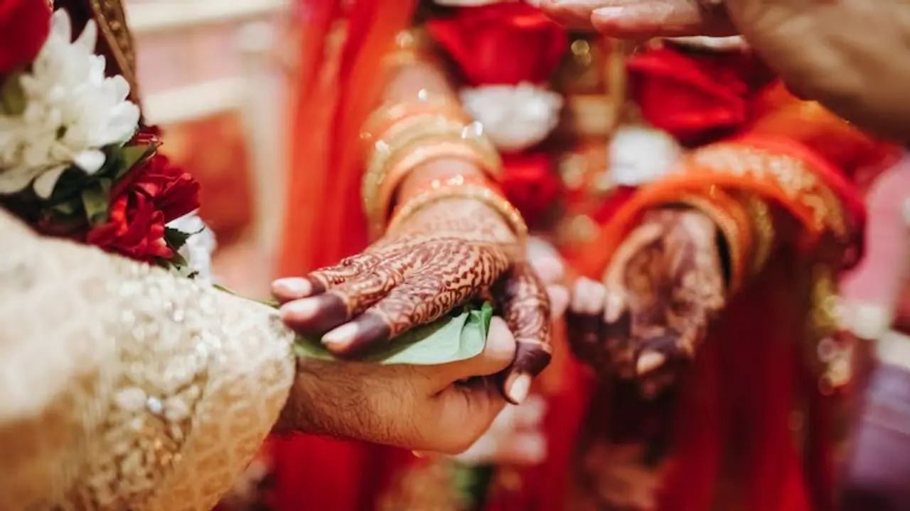 ഭാര്യയുടെ അവിഹിതം കയ്യോടെ കണ്ടെത്തി, കാമുകനുമായി യുവതിയുടെ വിവാഹം നടത്തി ഭർത്താവ് 