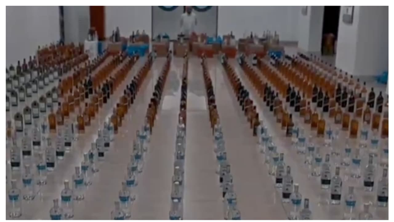 രണ്ട് കോടി രൂപയിലേറെ വില, ഇറക്കുമതി ചെയ്ത 1,500 കുപ്പി വിദേശ മദ്യവുമായി ഒരാൾ പിടിയിൽ, നടപടിയെടുത്ത് കുവൈത്ത് രണ്ട് കോടി രൂപയിലേറെ വില, ഇറക്കുമതി ചെയ്ത 1,500 കുപ്പി വിദേശ മദ്യവുമായി ഒരാൾ പിടിയിൽ, നടപടിയെടുത്ത് കുവൈത്ത്