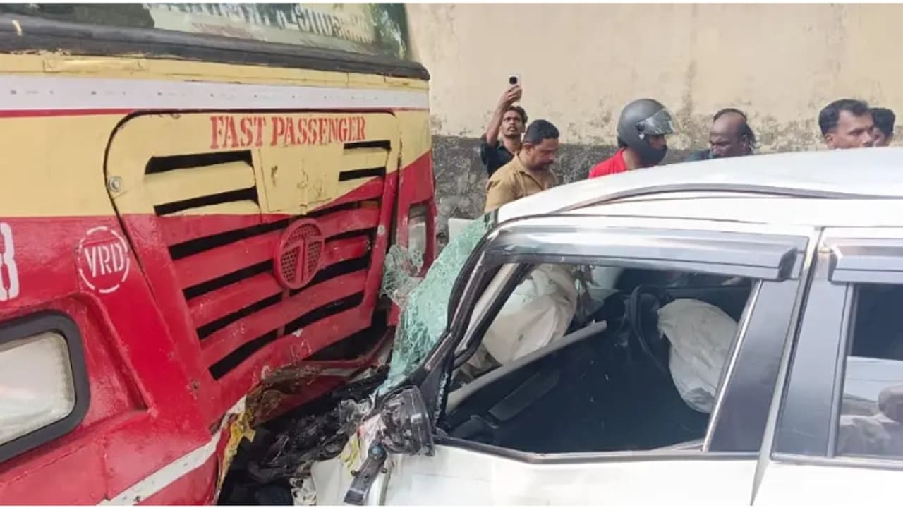 പരിക്കേറ്റ യാത്രക്കാരിയെ ഫയർഫോഴ്സ് ആംബുലൻസിൽ എത്തിച്ചു, അഡ്മിറ്റ് ചെയ്യാനാവില്ലെന്ന് ആശുപത്രി, കാരണം വിചിത്രം! പരിക്കേറ്റ യാത്രക്കാരിയെ ഫയർഫോഴ്സ് ആംബുലൻസിൽ എത്തിച്ചു, അഡ്മിറ്റ് ചെയ്യാനാവില്ലെന്ന് ആശുപത്രി, കാരണം വിചിത്രം!