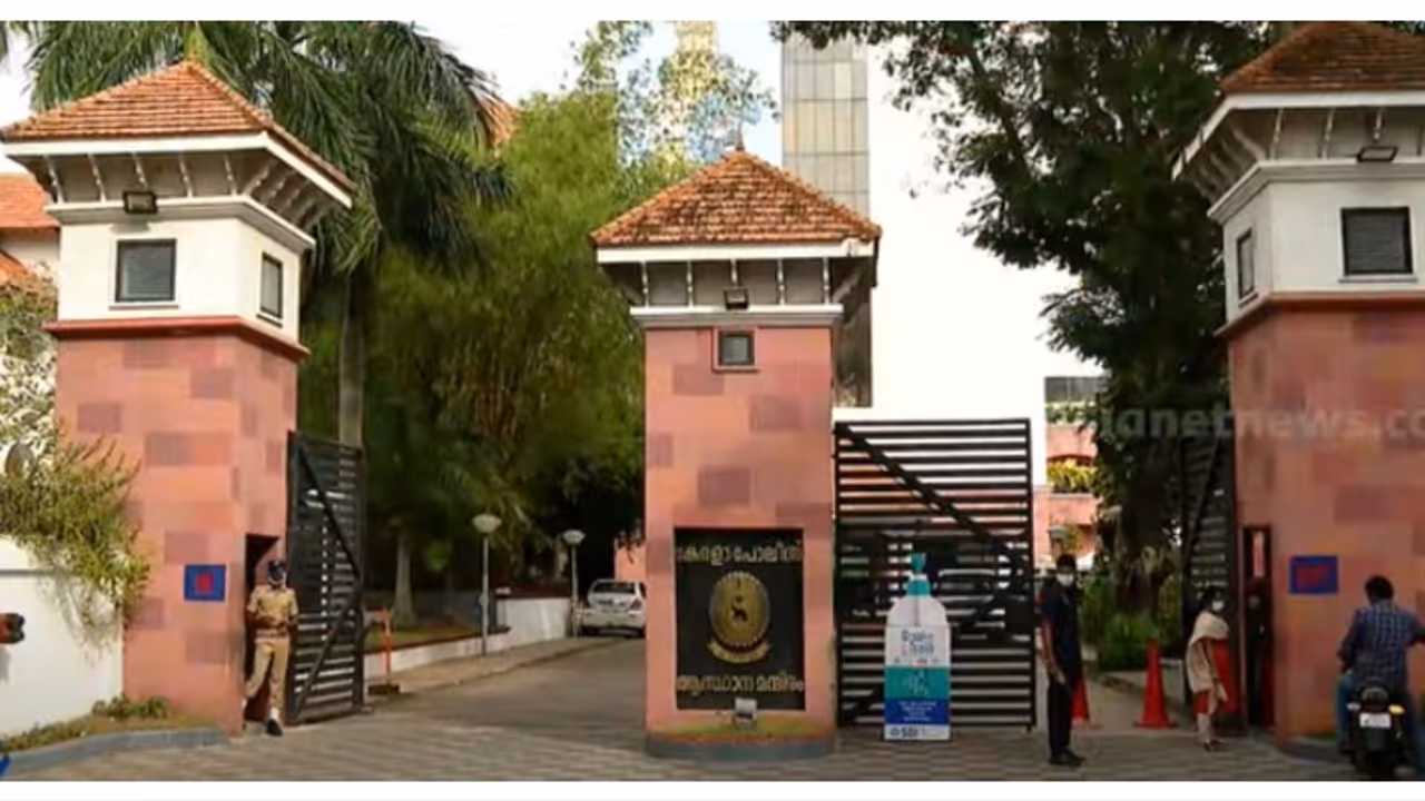 പുതിയ പൊലീസ് മേധാവിക്കായി സംസ്ഥാനം 6 പേരുടെ പട്ടിക കേന്ദ്രത്തിന് കൈമാറി പുതിയ പൊലീസ് മേധാവിക്കായി സംസ്ഥാനം 6 പേരുടെ പട്ടിക കേന്ദ്രത്തിന് കൈമാറി