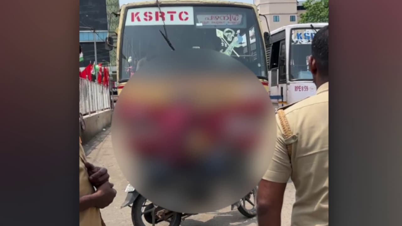 കെഎസ്ആർടിസി സ്റ്റാൻ്റിൽ ബസിന് കുറുകെ ബൈക്ക് വെച്ച് യുവാവ്; പൊലീസ് വന്ന് ബലം പ്രയോഗിച്ച് നീക്കി കെഎസ്ആർടിസി സ്റ്റാൻ്റിൽ ബസിന് കുറുകെ ബൈക്ക് വെച്ച് യുവാവ്; പൊലീസ് വന്ന് ബലം പ്രയോഗിച്ച് നീക്കി