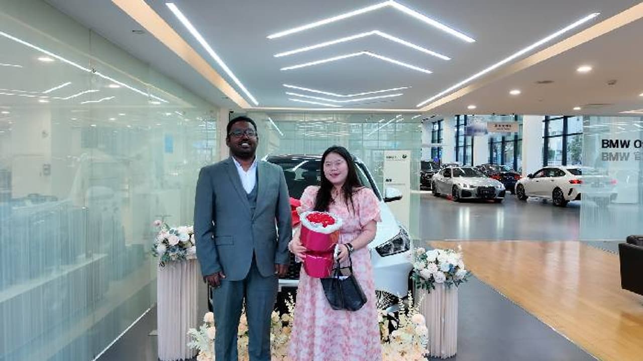 ചൈനയിലെ കൂട്ടുകാരി ഇന്ത്യൻ ഫ്രണ്ടിന് സമ്മാനിച്ചത് ബിഎംഡബ്ല്യു, കൂട്ടുകാരായാൽ ഇങ്ങനെ വേണമെന്ന് നെറ്റിസൺസ്