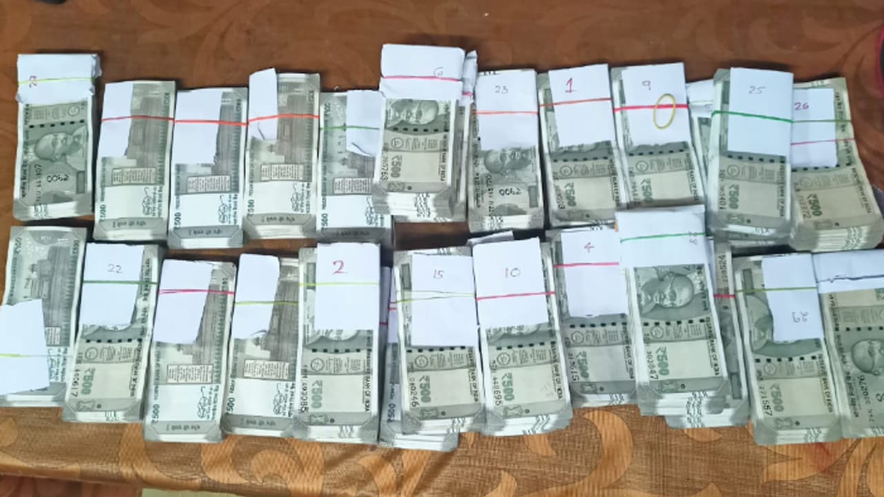 തമിഴ്നാട് രജിസ്ട്രേഷൻ സ്കോര്പ്പിയോയിൽ അഞ്ഞൂറിന്റെ നോട്ടുകെട്ടുകൾ; കണ്ടെത്തിയത് പലയിടത്ത് ഒളിപ്പിച്ച നിലയിൽ തമിഴ്നാട് രജിസ്ട്രേഷൻ സ്കോര്പ്പിയോയിൽ അഞ്ഞൂറിന്റെ നോട്ടുകെട്ടുകൾ; കണ്ടെത്തിയത് പലയിടത്ത് ഒളിപ്പിച്ച നിലയിൽ