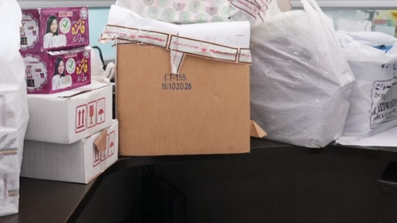 ക‍ർശന പരിശോധന; ലൈസൻസില്ലാതെ വിൽപ്പനക്ക് വെച്ച 1300ലേറെ ഹെര്‍ബല്‍, കോസ്മെറ്റിക് ഉൽപ്പന്നങ്ങൾ പിടികൂടി 