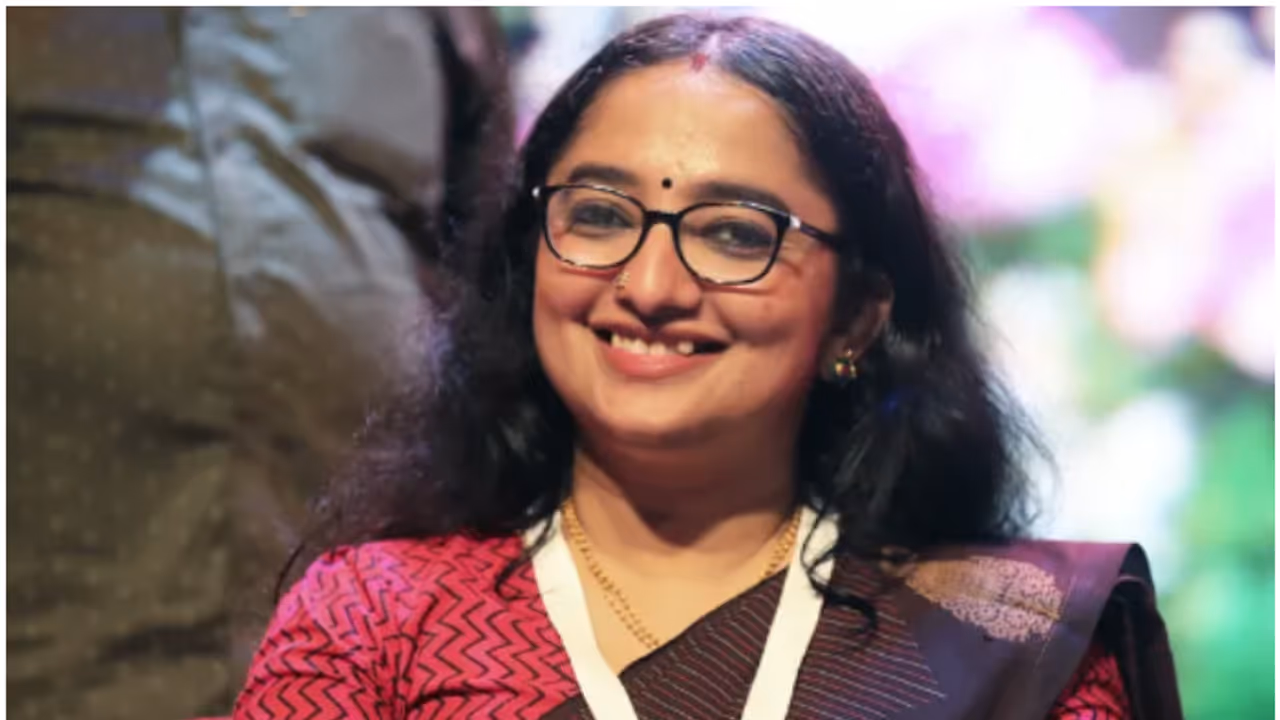 'ദിവ്യ എസ് അയ്യർ സർവീസ് ചട്ടം ലംഘിച്ചു', കെകെ രാഗേഷിനെ പുകഴ്ത്തിയ പോസ്റ്റിനെതിരെ യൂത്ത് കോൺഗ്രസ് പരാതി നൽകി 'ദിവ്യ എസ് അയ്യർ സർവീസ് ചട്ടം ലംഘിച്ചു', കെകെ രാഗേഷിനെ പുകഴ്ത്തിയ പോസ്റ്റിനെതിരെ യൂത്ത് കോൺഗ്രസ് പരാതി നൽകി