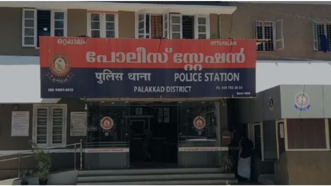 ഒറ്റപ്പാലത്ത് ഗൃഹനാഥനെ സുഹൃത്ത് വെട്ടിക്കൊന്നു; പ്രതി പൊലീസ് കസ്റ്റഡിയിൽ ഒറ്റപ്പാലത്ത് ഗൃഹനാഥനെ സുഹൃത്ത് വെട്ടിക്കൊന്നു; പ്രതി പൊലീസ് കസ്റ്റഡിയിൽ