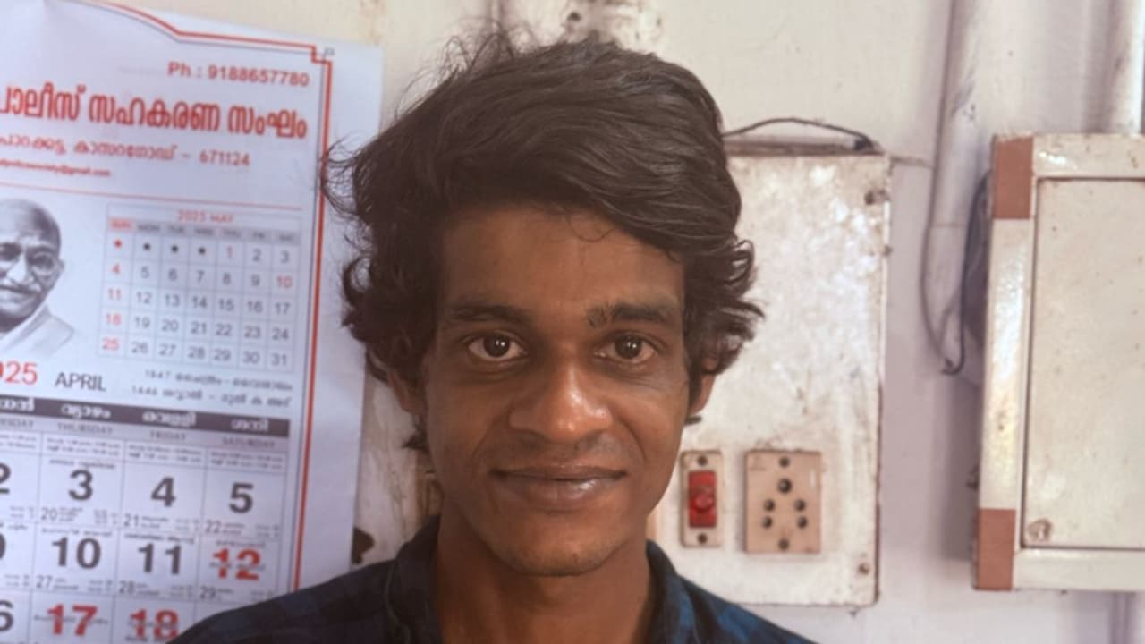 റെയിൽവേ ട്രാക്കിന് സമീപം അസ്വഭാവികമായി ഒരാളിരിക്കുന്നു, അടുത്ത് നിറയെ കല്ലും മരക്കഷ്ണങ്ങളും; ഒടുവിൽ പിടിയിൽ റെയിൽവേ ട്രാക്കിന് സമീപം അസ്വഭാവികമായി ഒരാളിരിക്കുന്നു, അടുത്ത് നിറയെ കല്ലും മരക്കഷ്ണങ്ങളും; ഒടുവിൽ പിടിയിൽ