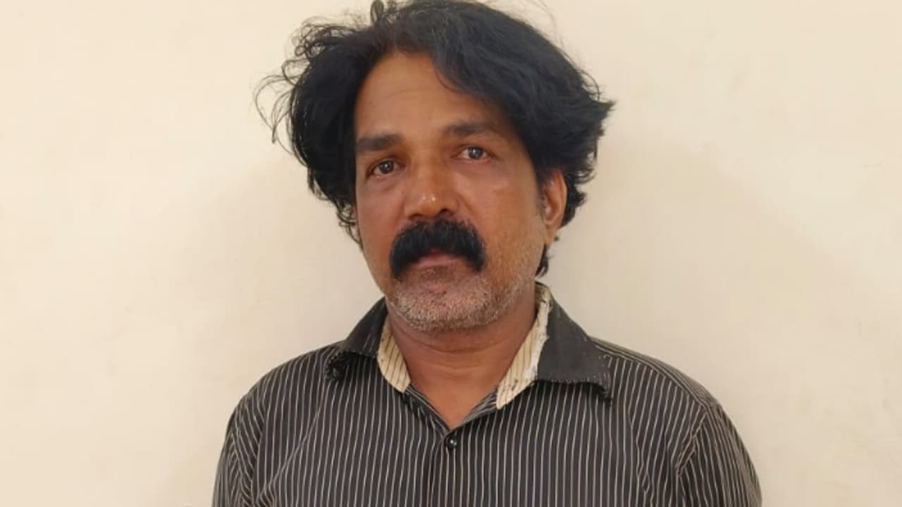 കഞ്ഞിക്കുഴിയിലെ വീട്ടിൽ പതിവില്ലാതെ ആളുകളുടെ വരവും പോക്കും, ഡ്രൈ ഡേയിൽ 48 കാരന്റെ മദ്യ വിൽപ്പന; അറസ്റ്റിൽ കഞ്ഞിക്കുഴിയിലെ വീട്ടിൽ പതിവില്ലാതെ ആളുകളുടെ വരവും പോക്കും, ഡ്രൈ ഡേയിൽ 48 കാരന്റെ മദ്യ വിൽപ്പന; അറസ്റ്റിൽ