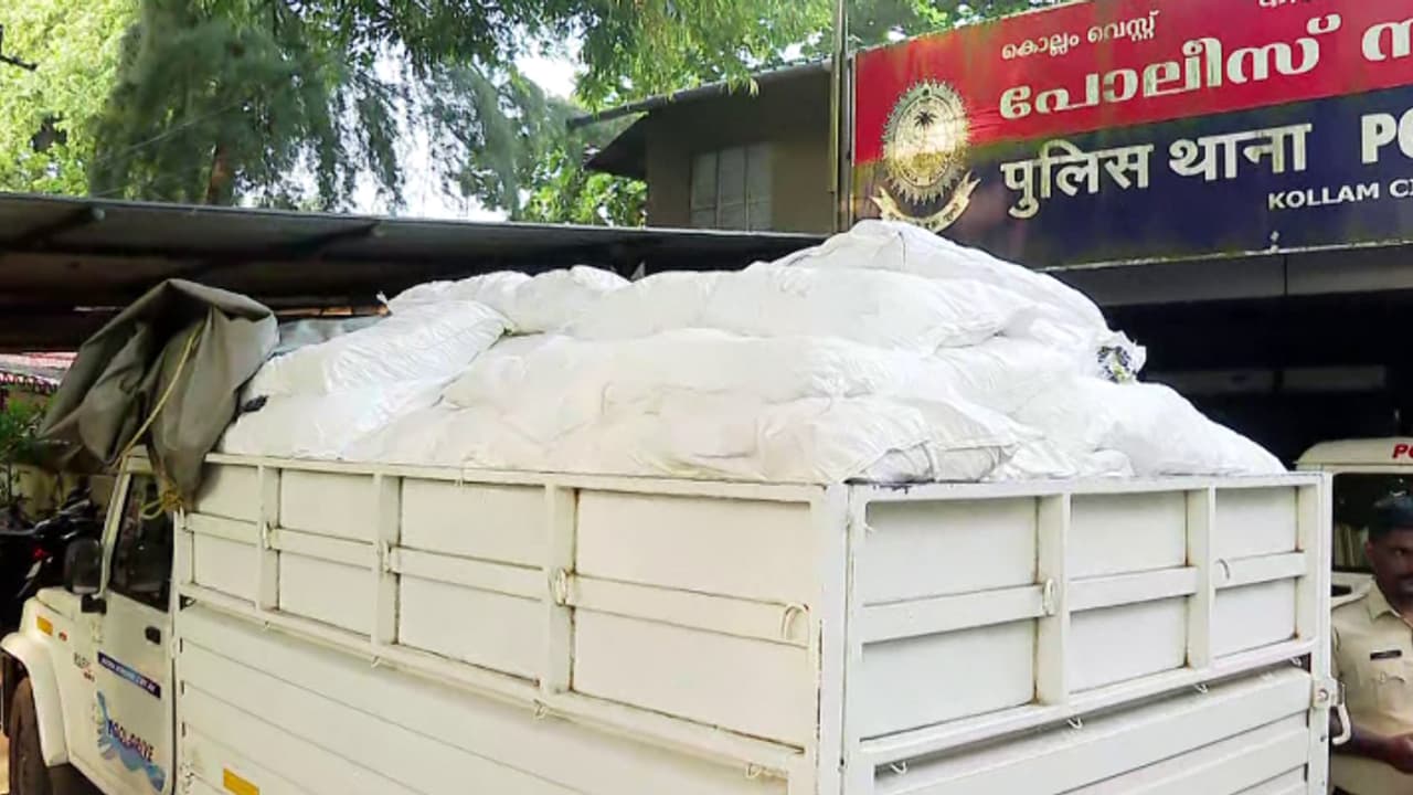 കൊല്ലത്ത് അപകടം, വാഹനം ഉപേക്ഷിച്ച് ഡ്രൈവർ ഓടി രക്ഷപ്പെട്ടു; പരിശോധനയിൽ പിടിച്ചത് 109 ചാക്ക് ലഹരി ഉൽപ്പന്നങ്ങൾ