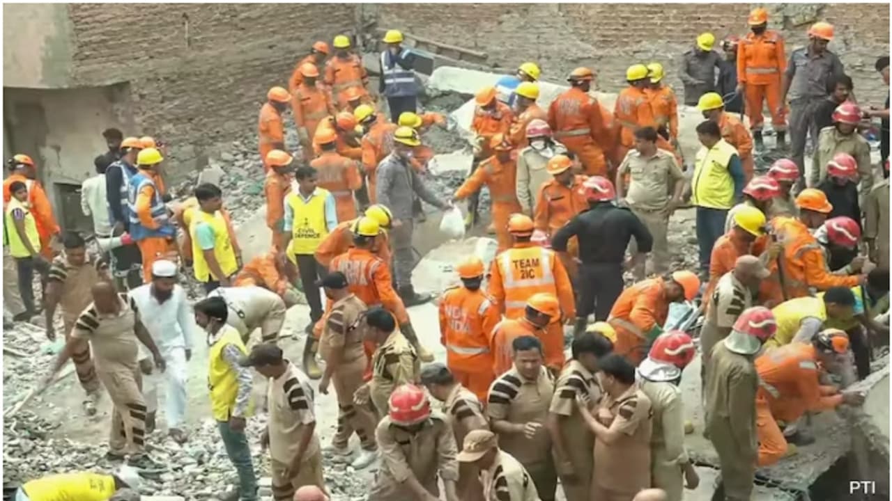 4 നില കെട്ടിടം തകർന്നുവീണു, 4 പേർ മരിച്ചു, 14 പേരെ രക്ഷപ്പെടുത്തി, നിരവധി പേർ കുടുങ്ങിക്കിടക്കുന്നു 4 നില കെട്ടിടം തകർന്നുവീണു, 4 പേർ മരിച്ചു, 14 പേരെ രക്ഷപ്പെടുത്തി, നിരവധി പേർ കുടുങ്ങിക്കിടക്കുന്നു