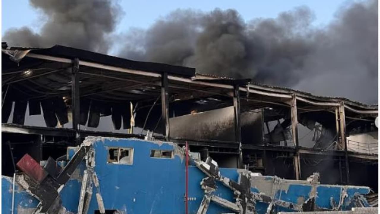 മണിക്കൂറുകളോളം കനത്ത പുക, യുഎഇയിലെ ഫാക്ടറിയിൽ തീപിടുത്തം, കാരണം വ്യക്തമല്ല മണിക്കൂറുകളോളം കനത്ത പുക, യുഎഇയിലെ ഫാക്ടറിയിൽ തീപിടുത്തം, കാരണം വ്യക്തമല്ല