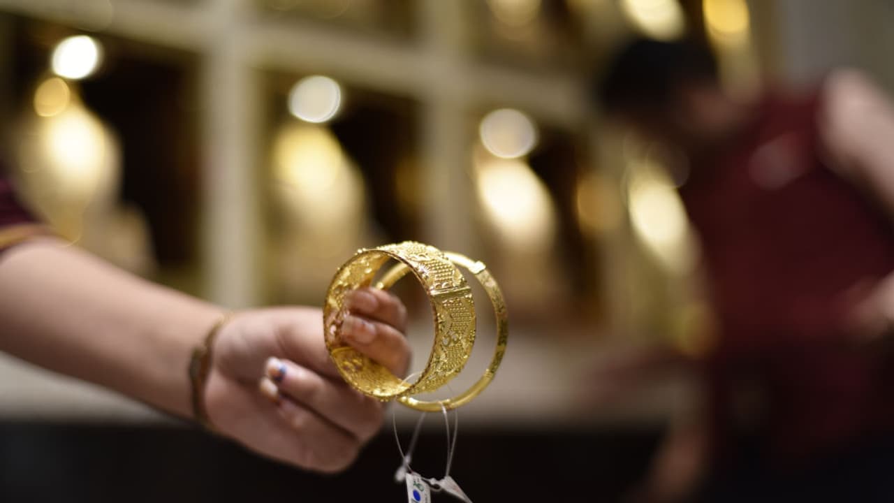 Gold Rate Today: നിലം തൊടാതെ സ്വർണവില, ഒരു രൂപ പോലും കുറഞ്ഞില്ല! ഇന്നത്തെ വിലവിവരമിങ്ങനെ Gold Rate Today: നിലം തൊടാതെ സ്വർണവില, ഒരു രൂപ പോലും കുറഞ്ഞില്ല! ഇന്നത്തെ വിലവിവരമിങ്ങനെ