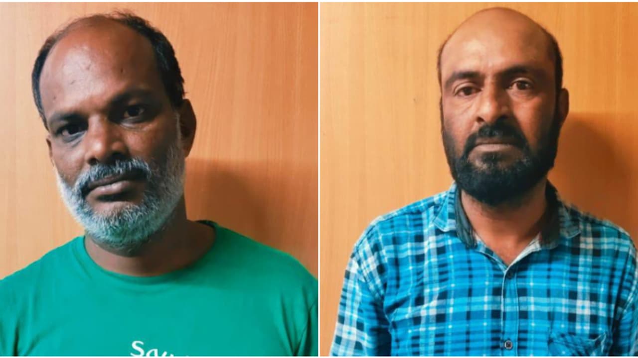 ഗുണ്ടല്പേട്ട് ടു ബത്തേരി കര്ണാടക ട്രാൻസ്പോർട്ട് ബസ്; 2 യാത്രക്കാരുടെ ബാഗിൽ 20 കിലോയോളം കഞ്ചാവ്, അറസ്റ്റിൽ ഗുണ്ടല്പേട്ട് ടു ബത്തേരി കര്ണാടക ട്രാൻസ്പോർട്ട് ബസ്; 2 യാത്രക്കാരുടെ ബാഗിൽ 20 കിലോയോളം കഞ്ചാവ്, അറസ്റ്റിൽ