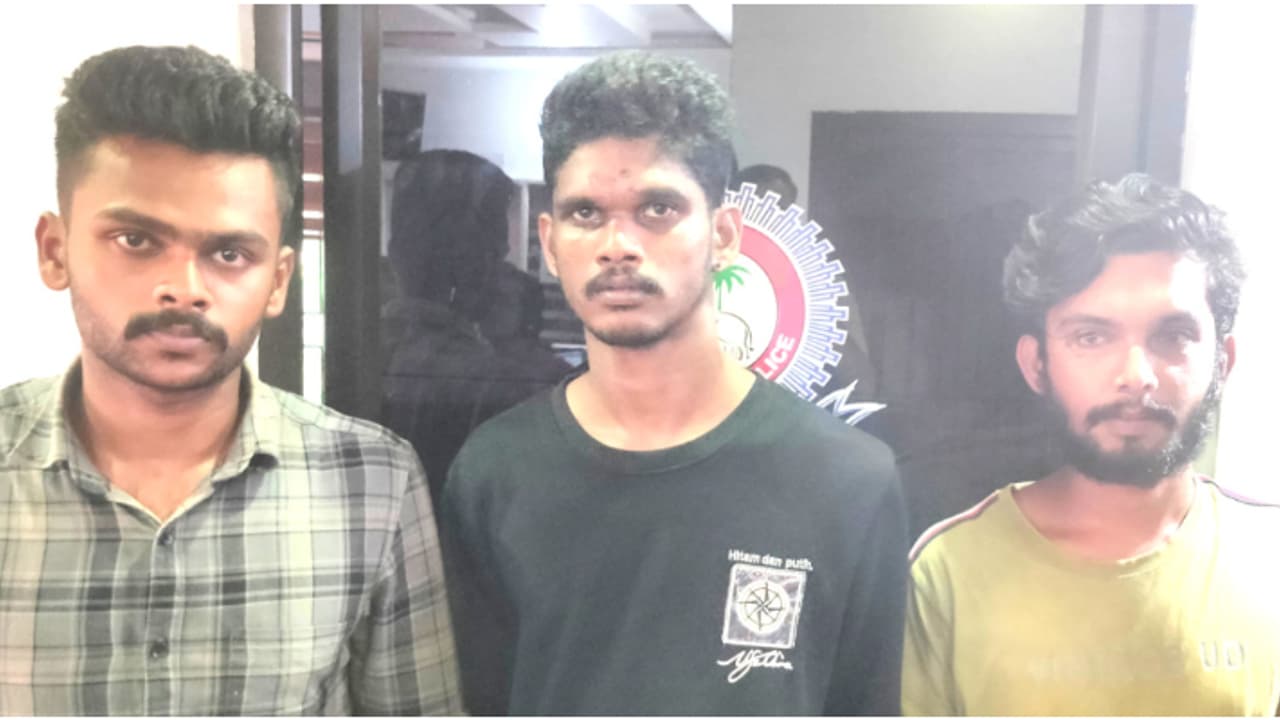 യുവാവിനെ തടഞ്ഞു നിര്ത്തി ഇടിവള കൊണ്ട് ഇടിച്ചു, പിടികൂടാനെത്തിയ എസ്ഐയെ ആക്രമിച്ചു; മൂന്ന് യുവാക്കൾ പിടിയിൽ യുവാവിനെ തടഞ്ഞു നിര്ത്തി ഇടിവള കൊണ്ട് ഇടിച്ചു, പിടികൂടാനെത്തിയ എസ്ഐയെ ആക്രമിച്ചു; മൂന്ന് യുവാക്കൾ പിടിയിൽ