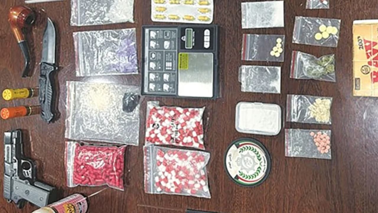 പോലീസിനെ ഇടിച്ചുതെറിപ്പിക്കാൻ ശ്രമം; ഓടിച്ച് പിടികൂടി, കണ്ടെത്തിയത് ആയുധവും മയക്കുമരുന്നും, സംഭവം കുവൈത്തിൽ