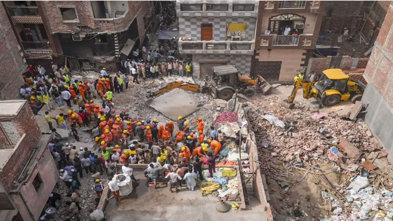 ತರಗೆಲೆಯಂತೆ ಕುಸಿದ 4 ಅಂತಸ್ತಿನ ಕಟ್ಟಡ: 8 ಜನ ಸಾವು