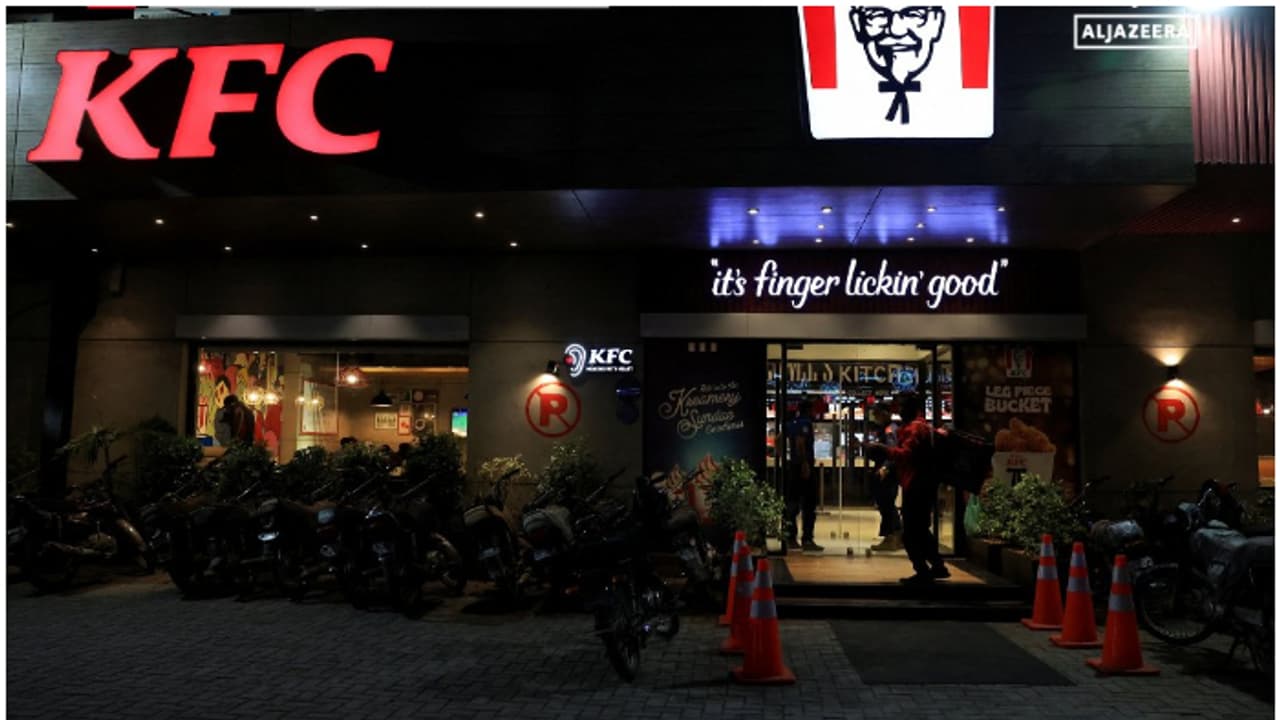 രാജ്യത്തെ മുഴുവൻ കെഎഫ്സി ഔട്ട്ലെറ്റുകൾക്കും പൊലീസ് സംരക്ഷണം; കെഎഫ്സി വിരുദ്ധ സമരം പാകിസ്ഥാനിൽ പടരുന്നു രാജ്യത്തെ മുഴുവൻ കെഎഫ്സി ഔട്ട്ലെറ്റുകൾക്കും പൊലീസ് സംരക്ഷണം; കെഎഫ്സി വിരുദ്ധ സമരം പാകിസ്ഥാനിൽ പടരുന്നു