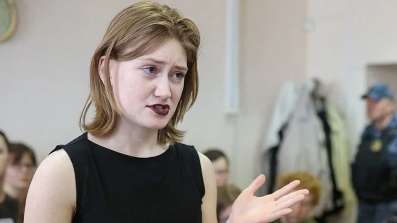 'സ്വേച്ഛാധിപതികളുടെ രക്തം കൊണ്ട് നനയ്ക്കൂ'; യുദ്ധവിരുദ്ധ പ്രക്ഷോഭം നടത്തിയ 19 കാരിയെ ജയിലിലടച്ച് റഷ്യ 'സ്വേച്ഛാധിപതികളുടെ രക്തം കൊണ്ട് നനയ്ക്കൂ'; യുദ്ധവിരുദ്ധ പ്രക്ഷോഭം നടത്തിയ 19 കാരിയെ ജയിലിലടച്ച് റഷ്യ