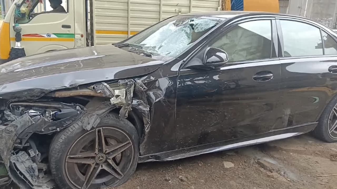 ബോബി സിംഹയുടെ ഉടമസ്ഥതയിലുള്ള കാർ അപകടത്തിൽപ്പെട്ടു; നാല് പേർക്ക് പരിക്ക്, ഡ്രൈവര് അറസ്റ്റില് ! ബോബി സിംഹയുടെ ഉടമസ്ഥതയിലുള്ള കാർ അപകടത്തിൽപ്പെട്ടു; നാല് പേർക്ക് പരിക്ക്, ഡ്രൈവര് അറസ്റ്റില് !