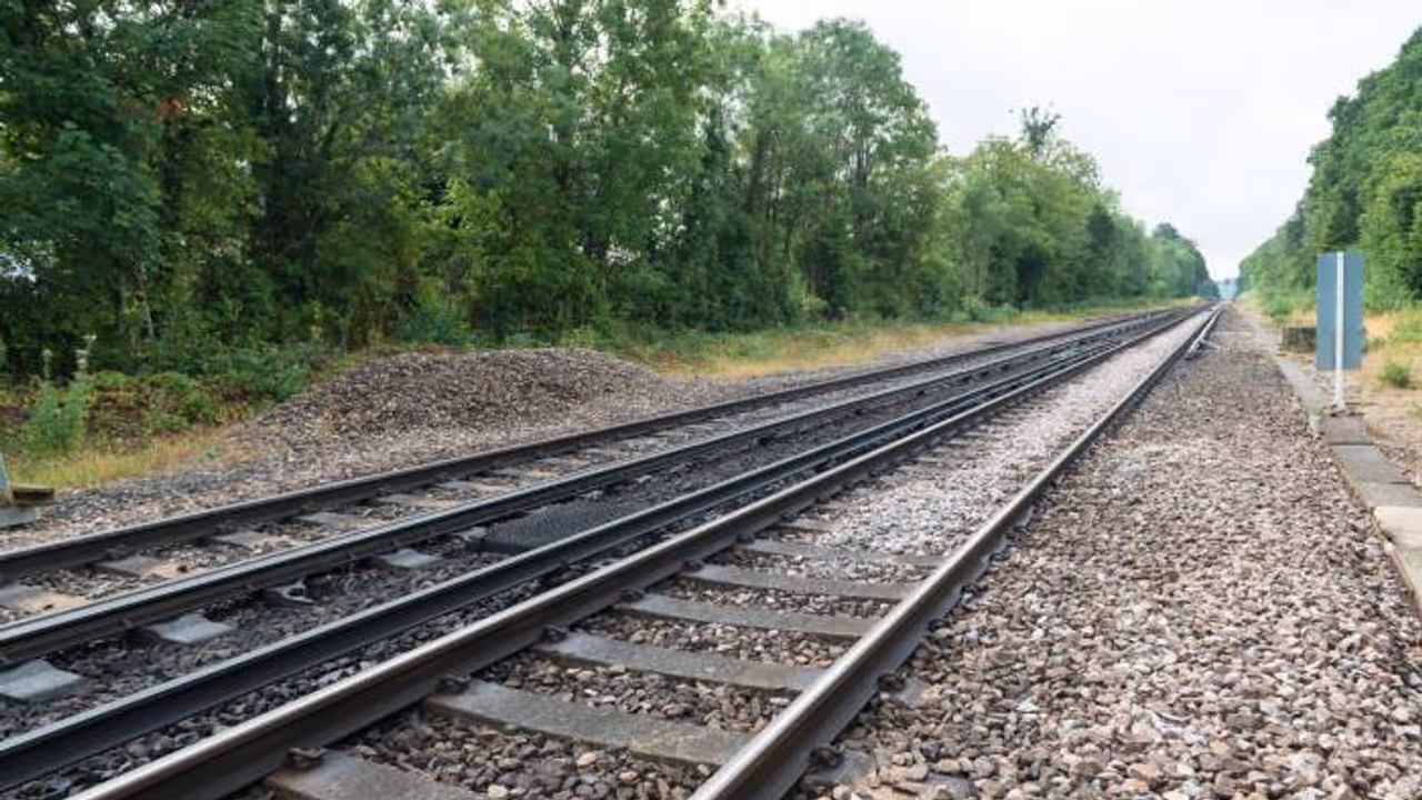 ഒരുമാസം മുമ്പ് 'സംസ്കരിച്ച' 17 കാരൻ ജീവനോടെ തിരിച്ചെത്തി, ട്രെയിൻ തട്ടി മരിച്ചതാര്? ആകെ കുഴങ്ങി പൊലീസ്