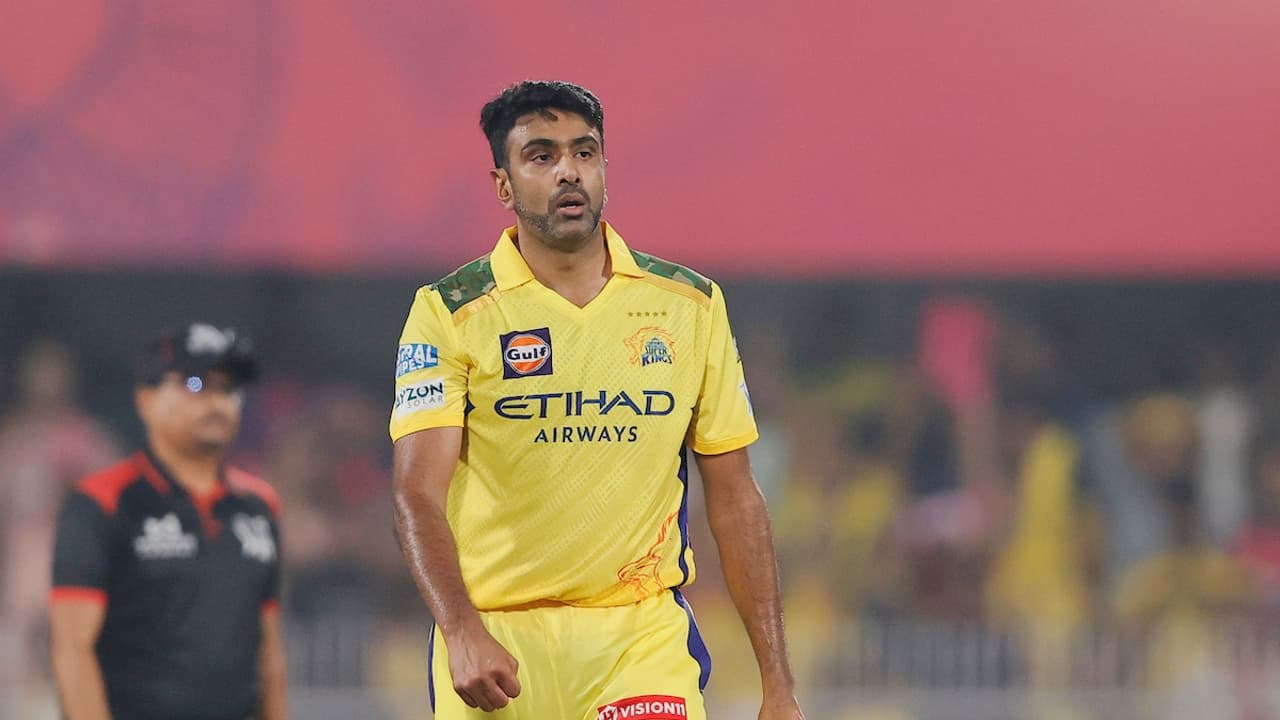 'ദയവായി നിങ്ങള് ചെന്നൈ വിട്ടുപോകൂ'; അശ്വിനോട് ആവശ്യപ്പെട്ട ആരാധകന് താരത്തിന്റെ മറുപടി 'ദയവായി നിങ്ങള് ചെന്നൈ വിട്ടുപോകൂ'; അശ്വിനോട് ആവശ്യപ്പെട്ട ആരാധകന് താരത്തിന്റെ മറുപടി