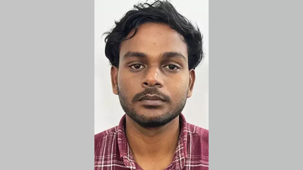 ചീട്ടുകളി സംഘത്തെ വലയിലാക്കാൻ പൊലീസെത്തി, വലിച്ചെറിഞ്ഞത് 7 ഫോണുകൾ, പിടിയിലായത് ഓൺലൈൻ തട്ടിപ്പ് വീരൻ ചീട്ടുകളി സംഘത്തെ വലയിലാക്കാൻ പൊലീസെത്തി, വലിച്ചെറിഞ്ഞത് 7 ഫോണുകൾ, പിടിയിലായത് ഓൺലൈൻ തട്ടിപ്പ് വീരൻ