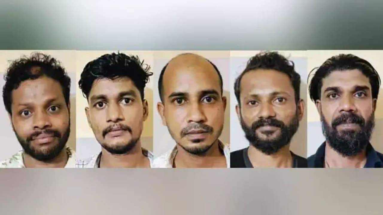 അതീവ രഹസ്യകേന്ദ്രം, പ്രവേശനം ലഹരി ഉപയോഗിക്കുന്നവർക്ക് മാത്രം; തന്ത്രപരമായി അകത്തുകടന്ന് പ്രതികളെ പൂട്ടി പൊലീസ് അതീവ രഹസ്യകേന്ദ്രം, പ്രവേശനം ലഹരി ഉപയോഗിക്കുന്നവർക്ക് മാത്രം; തന്ത്രപരമായി അകത്തുകടന്ന് പ്രതികളെ പൂട്ടി പൊലീസ്