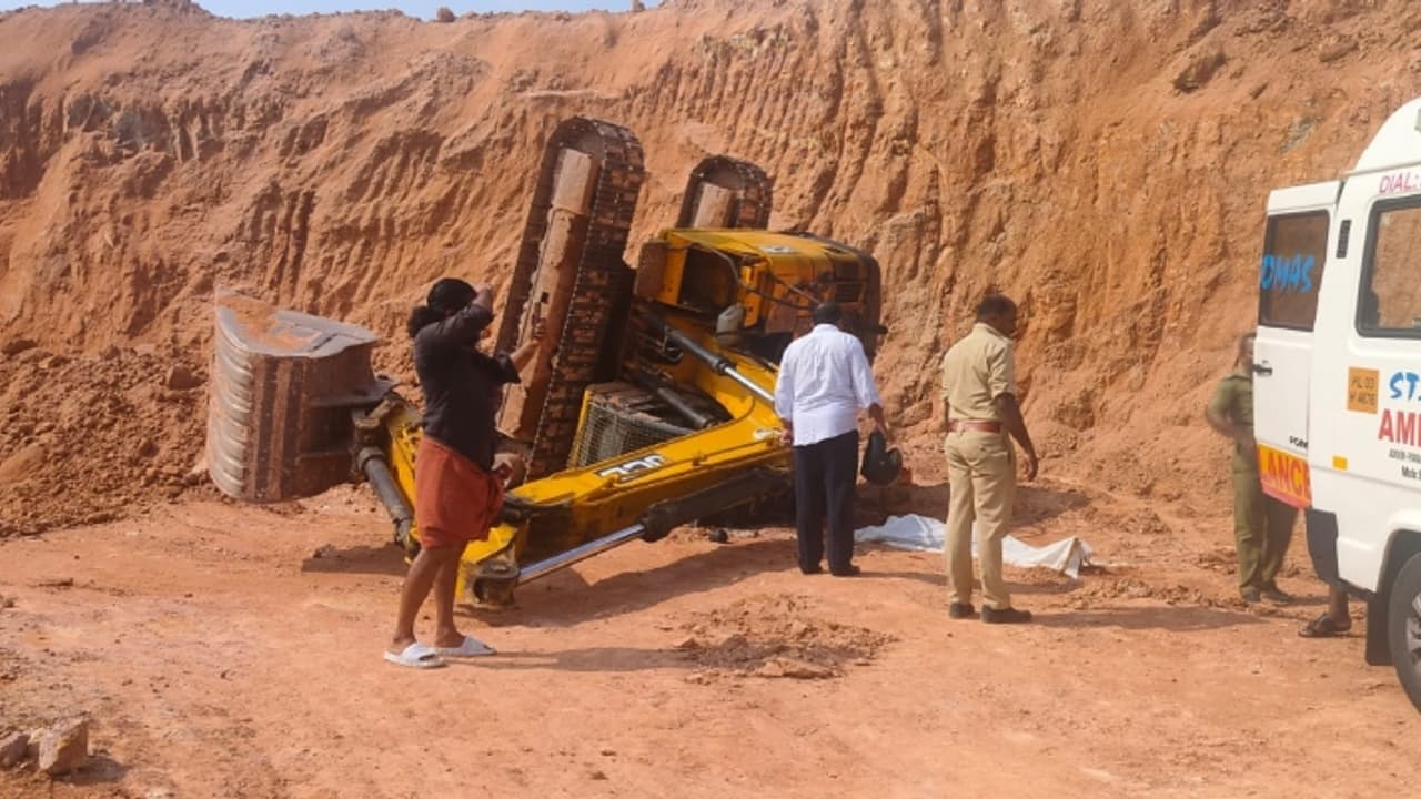പത്തനംതിട്ടയിൽ മണ്ണുമാന്തി യന്ത്രം മറിഞ്ഞ് അപകടം; ഉള്ളില് കുടുങ്ങിയ തൊഴിലാളിക്ക് ദാരുണാന്ത്യം പത്തനംതിട്ടയിൽ മണ്ണുമാന്തി യന്ത്രം മറിഞ്ഞ് അപകടം; ഉള്ളില് കുടുങ്ങിയ തൊഴിലാളിക്ക് ദാരുണാന്ത്യം