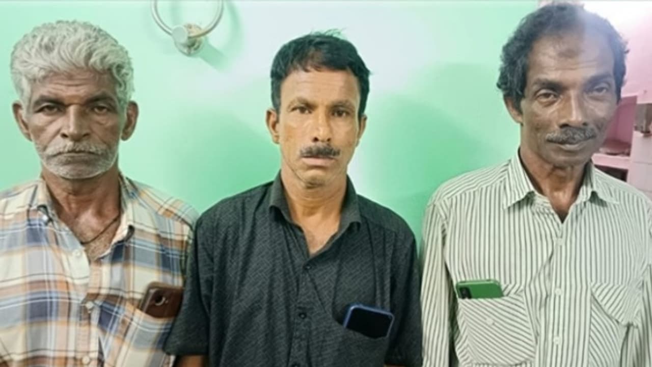 കൊല്ലത്ത് 15 ലിറ്റർ ചാരായവും 150 ലിറ്റർ കോടയും വാറ്റുപകരണങ്ങളുമായി മൂന്ന് പേർ പിടിയിൽ കൊല്ലത്ത് 15 ലിറ്റർ ചാരായവും 150 ലിറ്റർ കോടയും വാറ്റുപകരണങ്ങളുമായി മൂന്ന് പേർ പിടിയിൽ