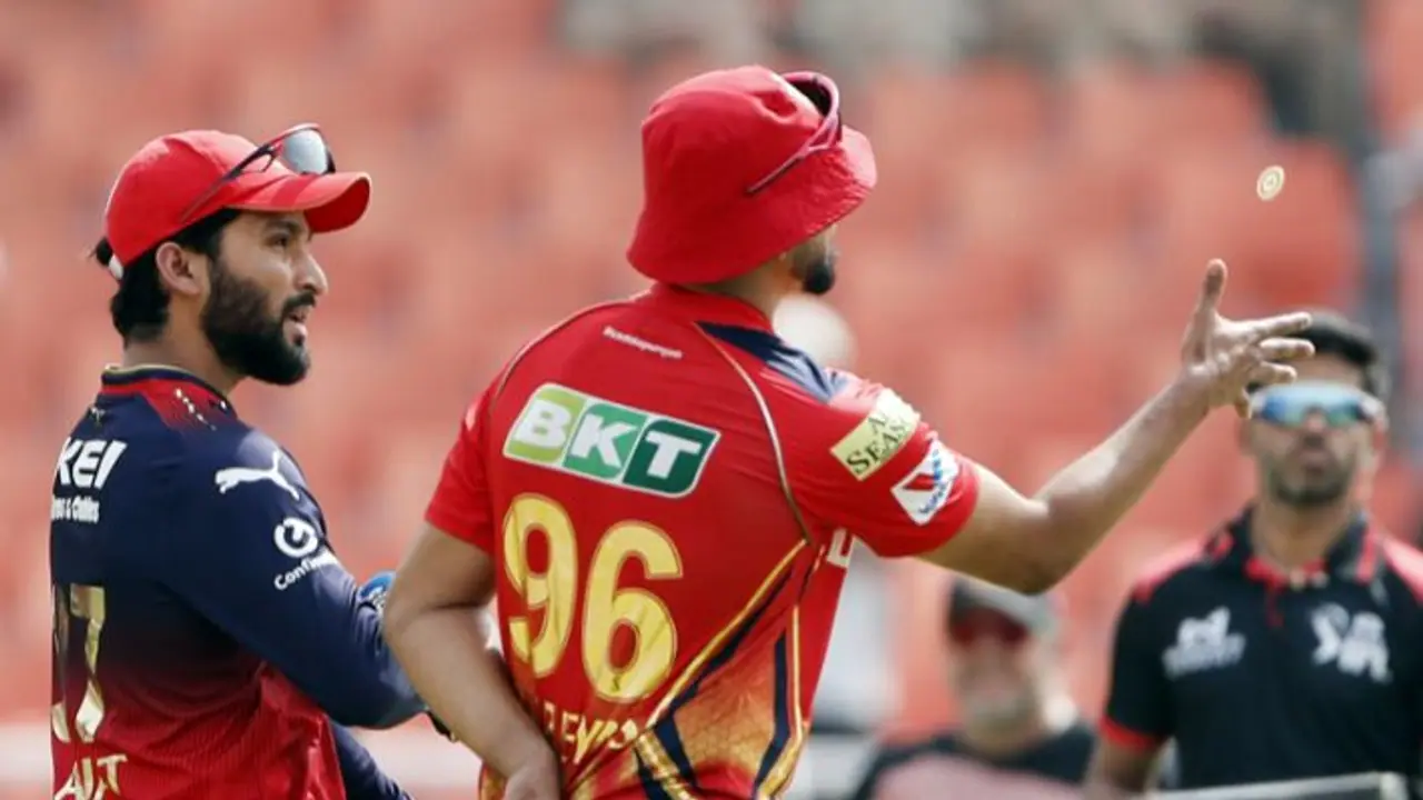 RCB ने टॉस जीतकर गेंदबाजी चुनी