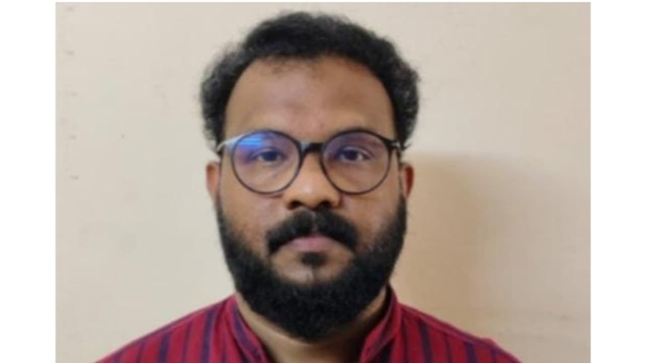 ചികിത്സയ്ക്കെത്തിയെ യുവതിയെ വിവസ്ത്രയാക്കി ലൈംഗികാതിക്രമം; മർമചികിത്സാ കേന്ദ്രത്തിന്റെ ഉടമ പിടിയിൽ ചികിത്സയ്ക്കെത്തിയെ യുവതിയെ വിവസ്ത്രയാക്കി ലൈംഗികാതിക്രമം; മർമചികിത്സാ കേന്ദ്രത്തിന്റെ ഉടമ പിടിയിൽ