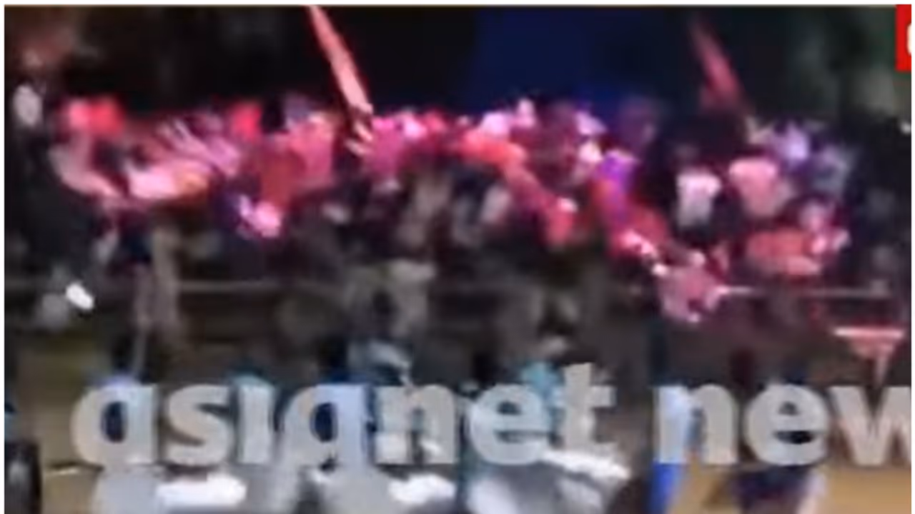 ഭീതി നിറയ്ക്കുന്ന ദൃശ്യങ്ങൾ; ട്രോഫി പരേഡിനിടെ പിന്നോട്ട് തകർന്ന് വീഴുന്ന ഗാലറി, ടിക്കറ്റിന് വാങ്ങിയത് 50 രൂപ