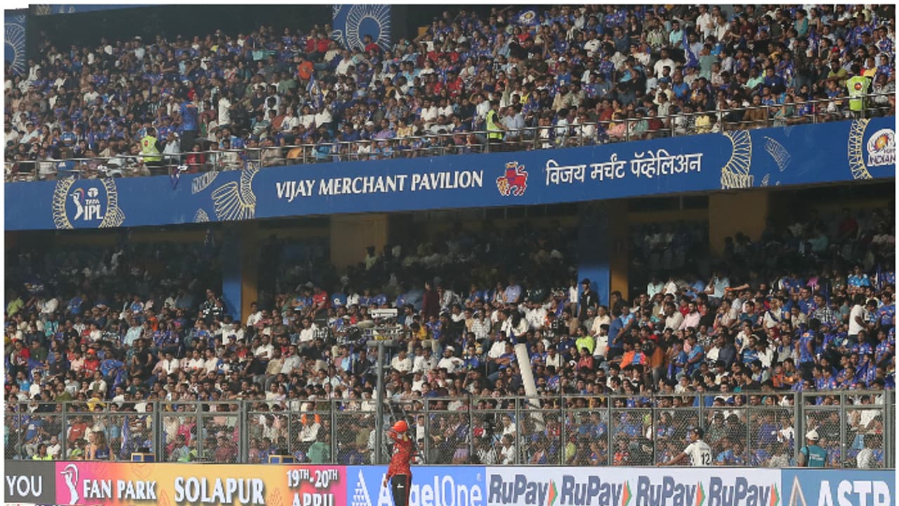 ഫാമിലിക്കൊപ്പം ഐപിഎൽ കാണാൻ പോയി, ചീഫ് ജുഡീഷ്യൽ മജിസ്ട്രേറ്റിന് നഷ്ടം ഐ ഫോൺ 14; തിക്കിലും തിരക്കിലും മോഷണം ഫാമിലിക്കൊപ്പം ഐപിഎൽ കാണാൻ പോയി, ചീഫ് ജുഡീഷ്യൽ മജിസ്ട്രേറ്റിന് നഷ്ടം ഐ ഫോൺ 14; തിക്കിലും തിരക്കിലും മോഷണം