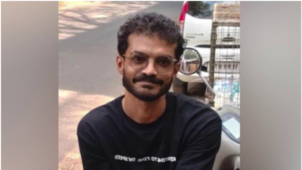 പ്രതിശ്രുത വധുവിനോട് ലൈംഗിക ചുവയുള്ള ആംഗ്യം കാണിച്ചു, ചോദ്യം ചെയ്തതോടെ വരനെയും ആക്രമിച്ചു, യുവാവ് അറസ്റ്റിൽ പ്രതിശ്രുത വധുവിനോട് ലൈംഗിക ചുവയുള്ള ആംഗ്യം കാണിച്ചു, ചോദ്യം ചെയ്തതോടെ വരനെയും ആക്രമിച്ചു, യുവാവ് അറസ്റ്റിൽ