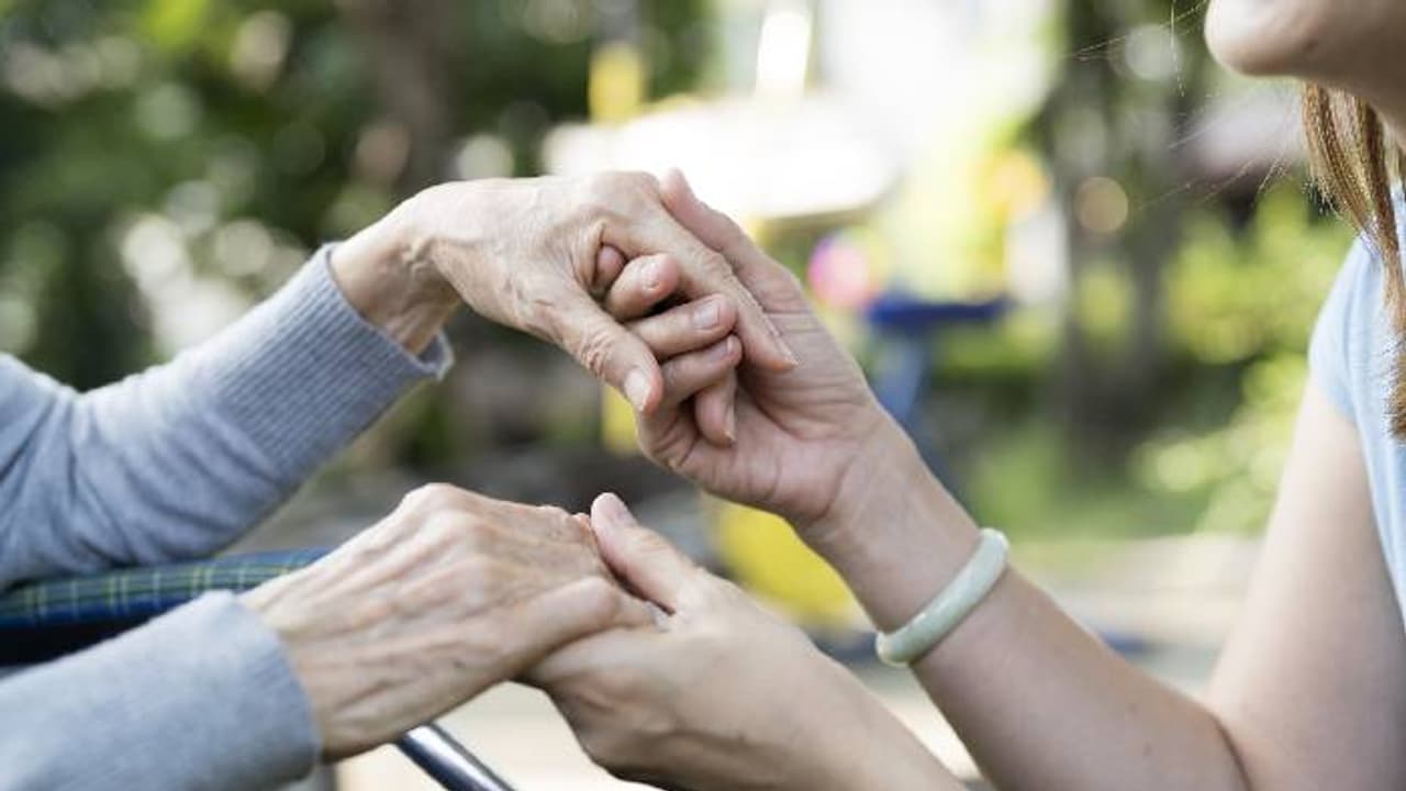 ഇങ്ങനെയുമുണ്ടോ പ്രണയം? മരിച്ചുപോയ കാമുകന്റെ മുഴുവൻ കടവും തീർത്തു, കുടുംബത്തെയും നോക്കി യുവതി