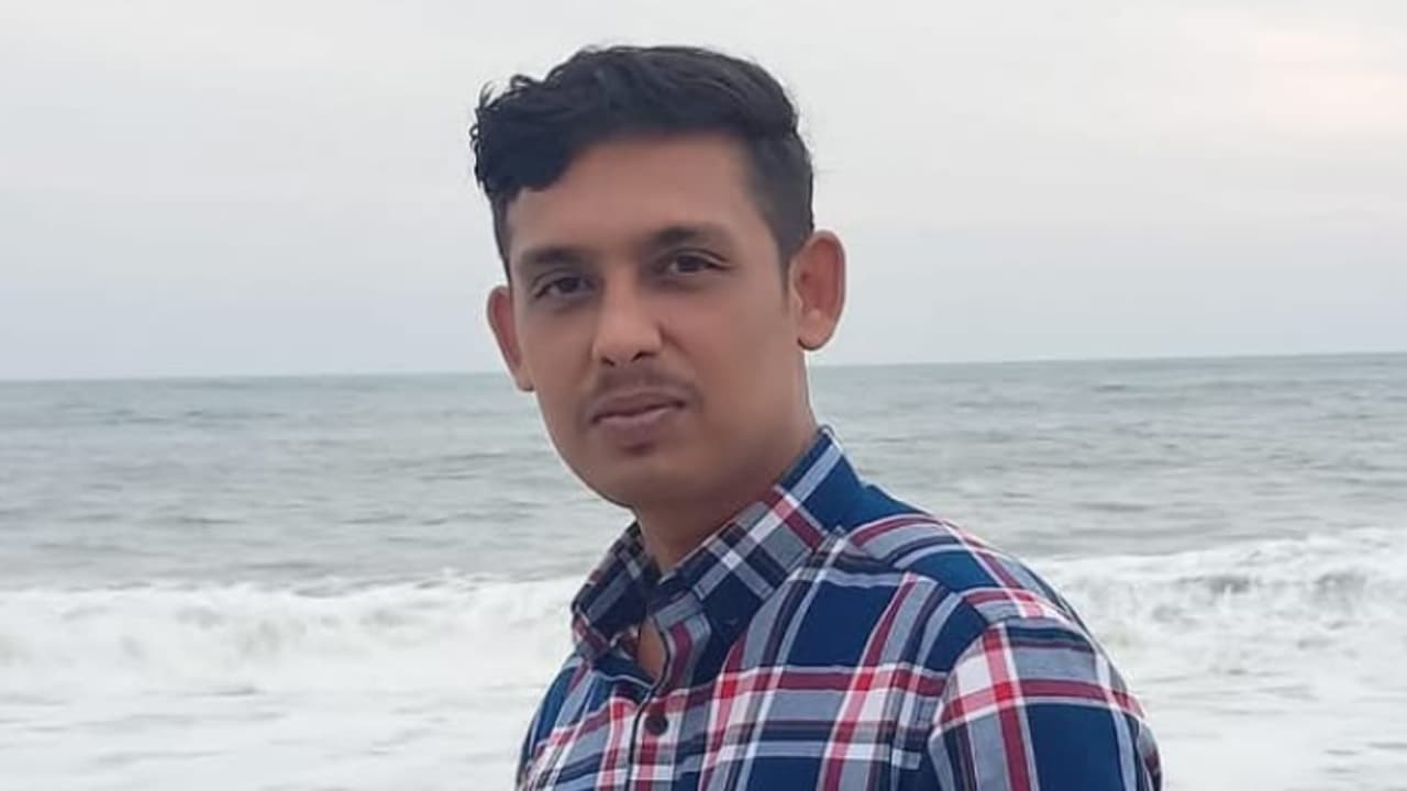 സ്വകാര്യ ബസുമായി കൂട്ടിയിടിച്ച് അപകടം; എറണാകുളത്ത് ബൈക് യാത്രികനായ യുവാവ് മരിച്ചു സ്വകാര്യ ബസുമായി കൂട്ടിയിടിച്ച് അപകടം; എറണാകുളത്ത് ബൈക് യാത്രികനായ യുവാവ് മരിച്ചു